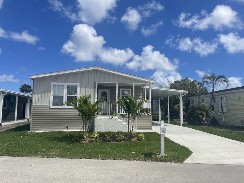 7411 43rd Way N in Riviera Beach, FL - Building Photo