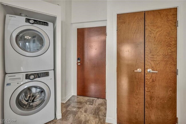 1133 W 9th St in Cleveland, OH - Building Photo - Building Photo