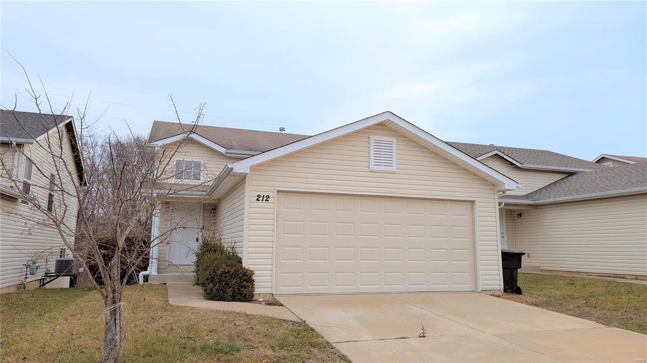 212 Sorrento Ct in Wentzville, MO - Building Photo