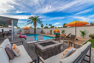 8602 E Mitchell Dr in Scottsdale, AZ - Foto de edificio - Building Photo