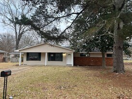 708 Cottonwood Dr in Starkville, MS - Building Photo