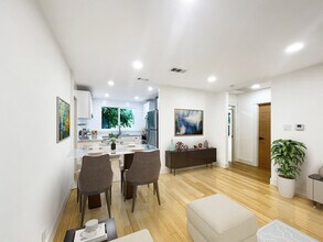 2414 Effie St in Los Angeles, CA - Foto de edificio - Building Photo