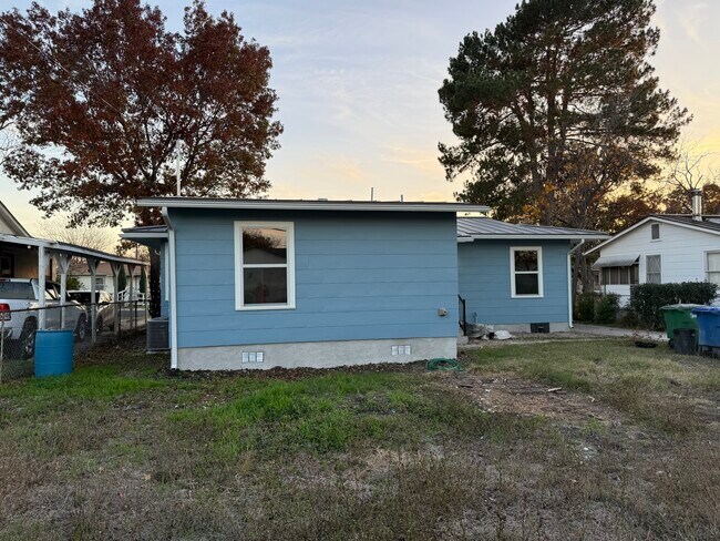 415 W Mariposa Dr in San Antonio, TX - Building Photo - Building Photo
