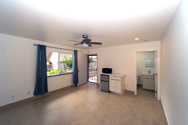 2036 9th Ave, Unit Stduio Room