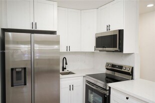 2411 NW 9th St in Fort Lauderdale, FL - Building Photo