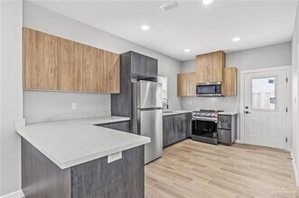 102 Yosemite Dr, Unit 1 in Mission, TX - Building Photo - Building Photo