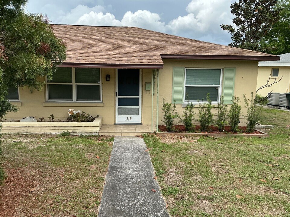 210 Allamanda Dr in Lakeland, FL - Building Photo