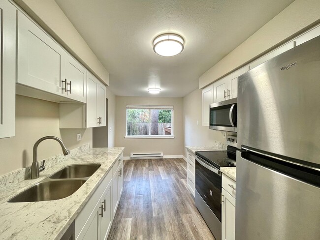 17310 NE 45th St in Redmond, WA - Building Photo - Building Photo