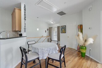 9201 Brodie Ln in Austin, TX - Foto de edificio - Building Photo