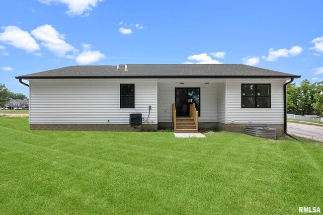 813 WILLIAMS Way in Carbon Cliff, IL - Building Photo - Building Photo