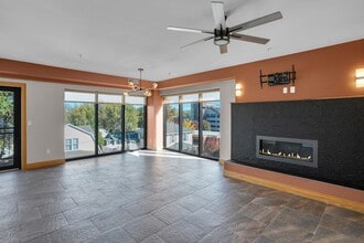 1200 E Walnut St, Unit 302 in Columbia, MO - Foto de edificio - Building Photo