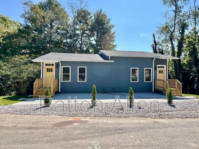 property at 10 Deaver Park Cir