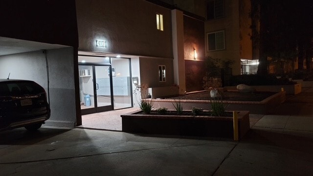 Arch Sunset Apartments in Studio City, CA - Foto de edificio - Building Photo