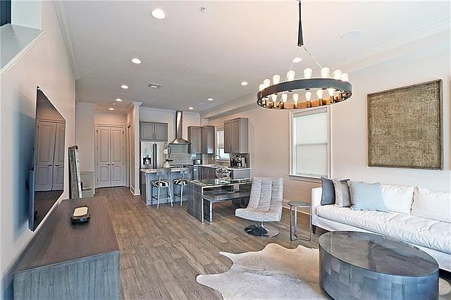 property at 8605 Pontchartrain Blvd