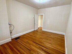 42 Long Ave, Unit 2 in Boston, MA - Foto de edificio - Building Photo