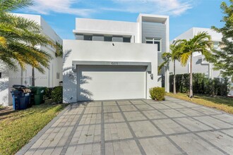 10373 NW 68th Terrace in Doral, FL - Building Photo - Building Photo