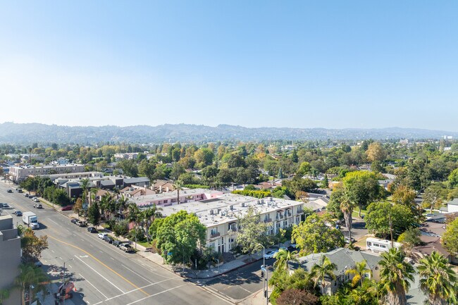 4959 Laurel Canyon Blvd in Valley Village, CA - Building Photo - Building Photo