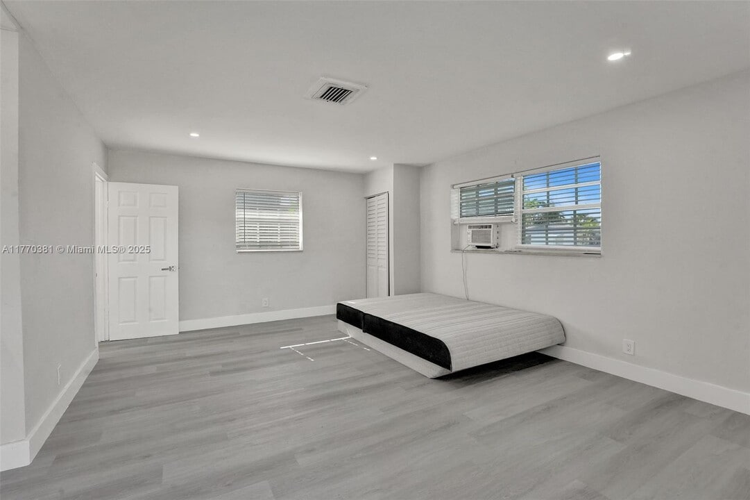 5657 Grant St in Hollywood, FL - Building Photo