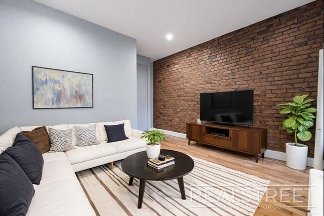 1 Bed W. Tons of Space in Crown Heights!
