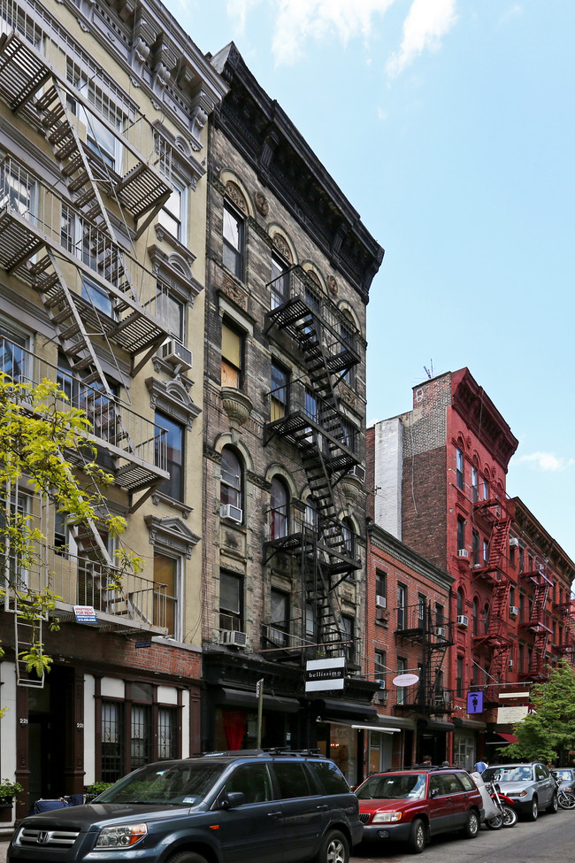 223 Mott St in New York, NY - Foto de edificio - Building Photo