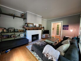 2502 E Edgewood Ave, Unit 1 in Shorewood, WI - Building Photo