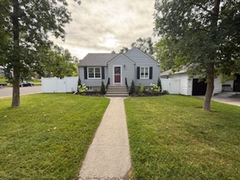 2423 Elm St in Billings, MT - Foto de edificio