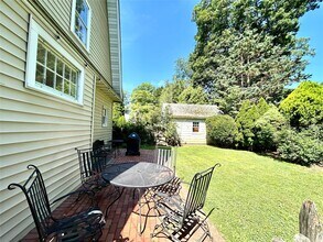 9 Vista Way in Port Washington, NY - Building Photo - Building Photo