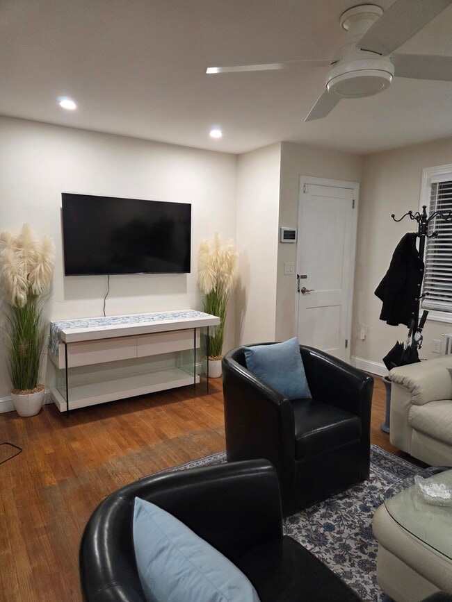 240 7th Ave, Unit 1 in Long Branch, NJ - Foto de edificio - Building Photo