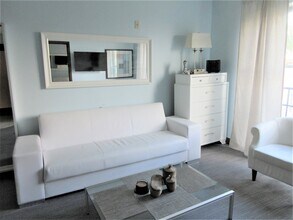 1060 Ocean Dr, Unit 305 in Miami Beach, FL - Building Photo - Building Photo