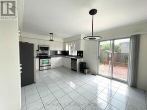 2136 Golden Orchard Trail in Oakville, ON - Building Photo - Building Photo