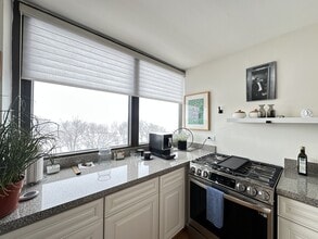 6701 S Crandon Ave, Unit B9 in Chicago, IL - Foto de edificio - Building Photo