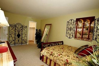 Fern Hill Manor Condominiums in Clinton Township, MI - Foto de edificio - Building Photo
