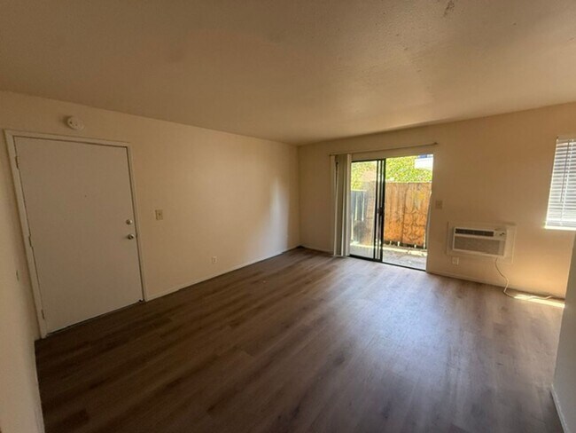 1835 Robin Ln