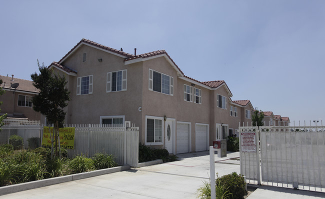 Oasis Gardens in Rialto, CA - Building Photo - Building Photo