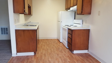 Oasis Apartments in Clovis, CA - Building Photo - Building Photo