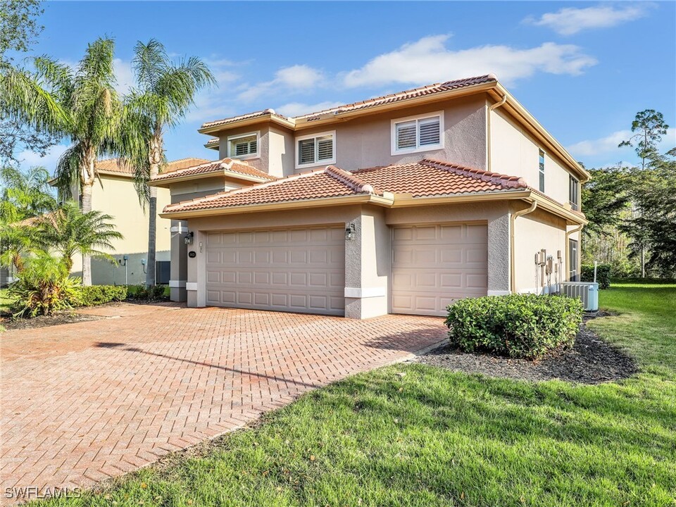 13623 Troia Dr in Estero, FL - Foto de edificio