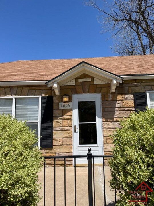 1609 SW B Ave in Lawton, OK - Foto de edificio