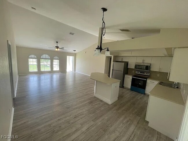 3131 SW 19th Ave in Cape Coral, FL - Foto de edificio - Building Photo