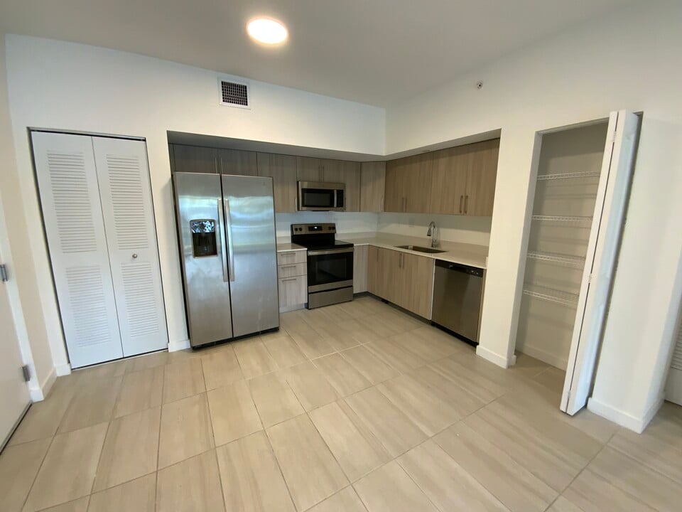 340 NW 206th Ter, Unit A2 in Miami, FL - Foto de edificio