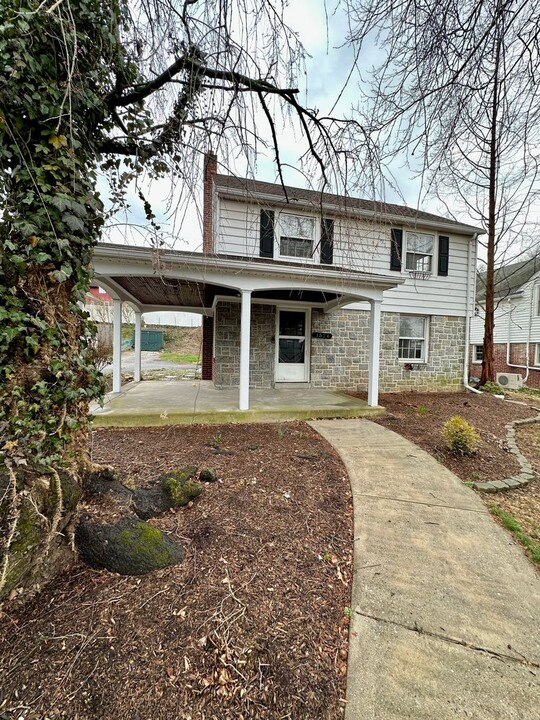 1524 Clover Ln in York, PA - Building Photo