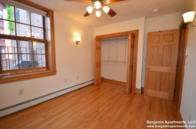 89 Myrtle St, Unit 2 in Boston, MA - Foto de edificio - Building Photo