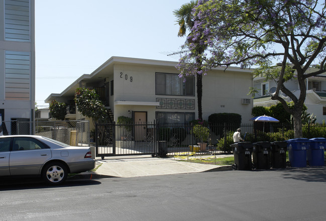 209 N Manhattan Pl in Los Angeles, CA - Building Photo - Building Photo