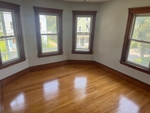 21 Falmouth St, Unit 2 in Worcester, MA - Foto de edificio - Building Photo