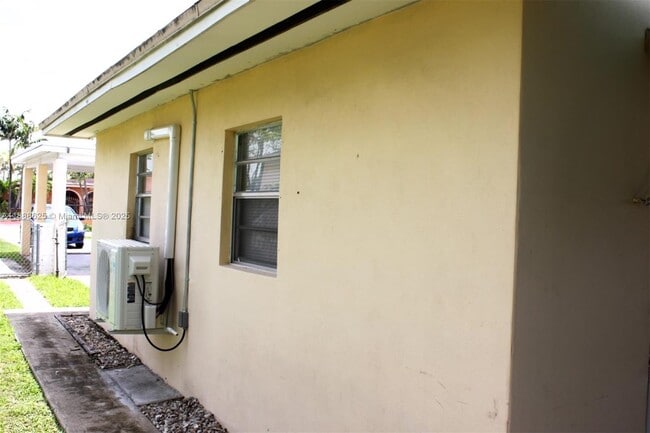 10210 SW 37th St in Miami, FL - Building Photo - Building Photo