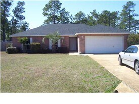 2381 Hilton Dr in Navarre, FL - Building Photo