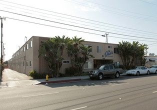 The Oasis in Gardena, CA - Building Photo - Building Photo