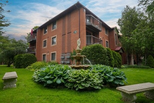 Cedar Grove in Barrie, ON - Building Photo