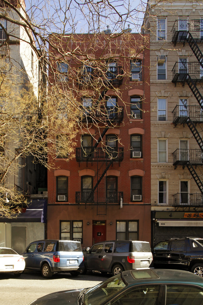 303 E 5th St in New York, NY - Building Photo - Building Photo