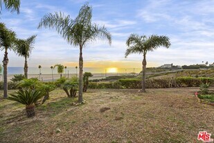 29637 Pacific Coast Hwy in Malibu, CA - Building Photo