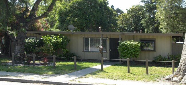 525 Hampton Rd in Hayward, CA - Foto de edificio - Building Photo